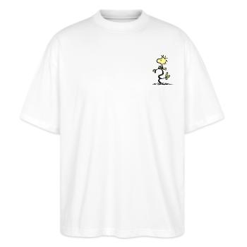 Peanuts Woodstock Brustmotiv - Stanley/Stella Oversized Unisex Bio T-Shirt Blaster 2.0 - Weiß - Vorne - Alina (178cm) & Michal (187cm)