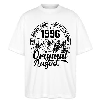 1996 August Original: Geschenk zum 28-jährigen Jubiläum - Stanley/Stella Oversized Unisex Bio T-Shirt Blaster 2.0 - Weiß - Vorne - Alina (178cm) & Michal (187cm)