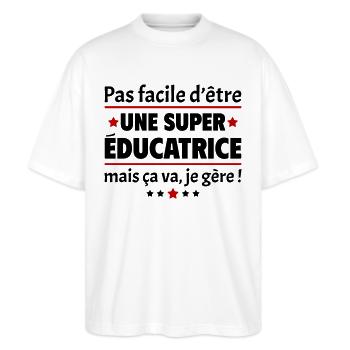 Pas facile d'être une super éducatrice,cadeau noël - T-shirt bio Blaster 2.0 coupe oversize Stanley/Stella Unisexe - blanc - Devant - Alina (178cm) & Michal (187cm)