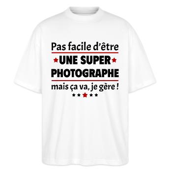 Pas facile d'être une super photographe, noël - T-shirt bio Blaster 2.0 coupe oversize Stanley/Stella Unisexe - blanc - Devant - Alina (178cm) & Michal (187cm)