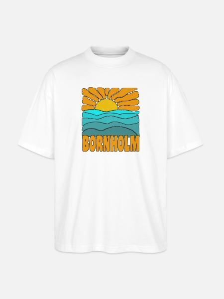 Sol og hav i Bornholm, Danmark - Stanley/Stella Oversize Unisex Øko T-shirt Blaster 2.0 - hvid