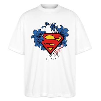 Superman Super Maman Fleurs Rouge - Stanley/Stella Oversized Unisex Bio T-Shirt Blaster 2.0 - Weiß - Vorne - Alina (178cm) & Michal (187cm)