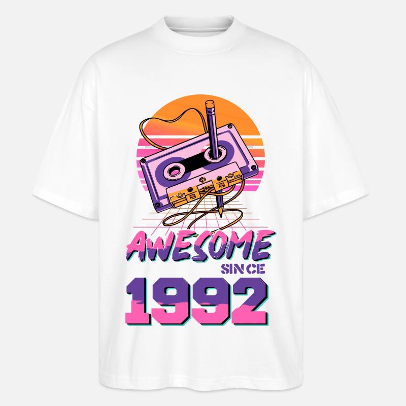 Kassette Neon 1992 - Stanley/Stella Oversized Unisex Bio T-Shirt Blaster 2.0 - Weiß
