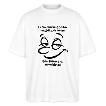Der Saarländer ist schlau und stellt sich dumm - Stanley/Stella Oversized Unisex Bio T-Shirt Blaster 2.0 - Weiß - Vorne - Alina (178cm) & Michal (187cm)