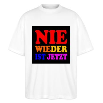 Nie wieder ist jetzt - Stanley/Stella Oversized Unisex Bio T-Shirt Blaster 2.0 - Weiß - Vorne - Alina (178cm) & Michal (187cm)