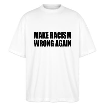 make racism wrong again - Stanley/Stella Oversized Unisex Bio T-Shirt Blaster 2.0 - Weiß - Vorne - Alina (178cm) & Michal (187cm)
