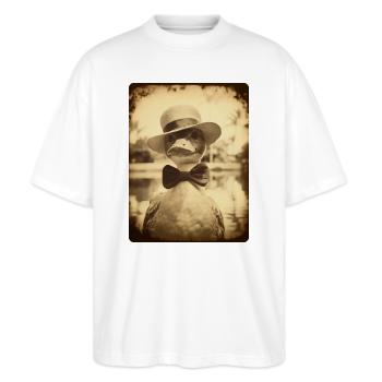 Sir Waddleberry Quackington entspannt sich am Pool - Stanley/Stella Oversized Unisex Bio T-Shirt Blaster 2.0 - Weiß - Vorne - Alina (178cm) & Michal (187cm)