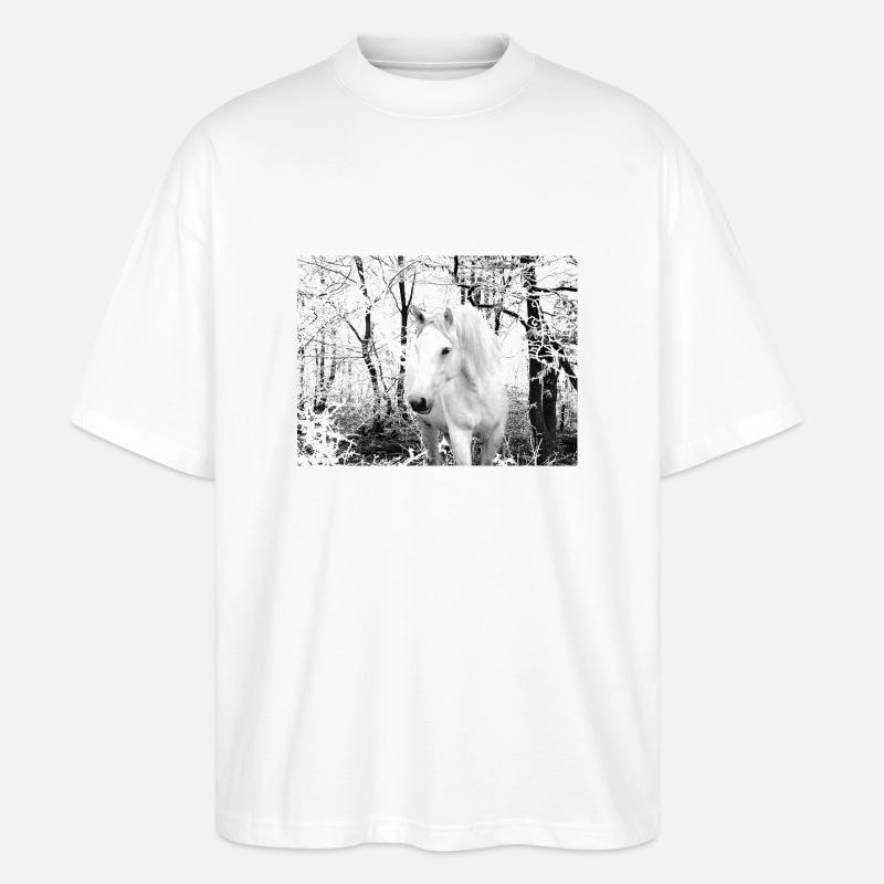 weißes Pferd im Winterwald - Stanley/Stella Oversized Unisex Bio T-Shirt Blaster 2.0 - Weiß