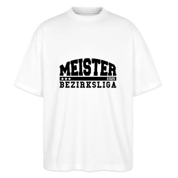 Meister 2025 Bezirksliga Aufstieg Fußball - Stanley/Stella Oversized Unisex Bio T-Shirt Blaster 2.0 - Weiß - Vorne - Alina (178cm) & Michal (187cm)