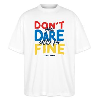 Ted Lasso Don't You Dare Settle For Fine - Stanley/Stella Oversized Unisex Bio T-Shirt Blaster 2.0 - Weiß - Vorne - Alina (178cm) & Michal (187cm)