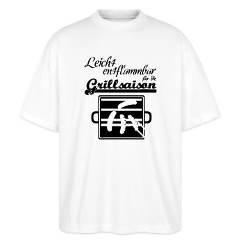 Grillsaison Grill grillen Sommer Party Geschenk - Stanley/Stella Oversized Unisex Bio T-Shirt Blaster 2.0 - Weiß - Vorne - Alina (178cm) & Michal (187cm)