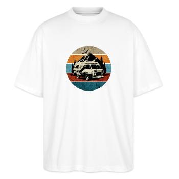 Wohnwagen-Wohnmobil-Camping-retro - Stanley/Stella Oversized Unisex Bio T-Shirt Blaster 2.0 - Weiß - Vorne - Alina (178cm) & Michal (187cm)