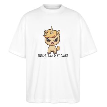 Vred enhjørning – snacks end at lege spil - Stanley/Stella Oversize Unisex Øko T-shirt Blaster 2.0 - hvid - Foran - Alina (178cm) & Michal (187cm)