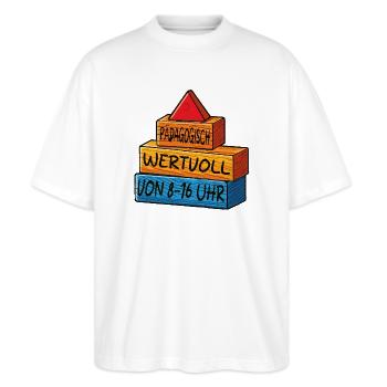 Pädagogisch wertvoll von 8 - 16uhr - Stanley/Stella Oversized Unisex Bio T-Shirt Blaster 2.0 - Weiß - Vorne - Alina (178cm) & Michal (187cm)