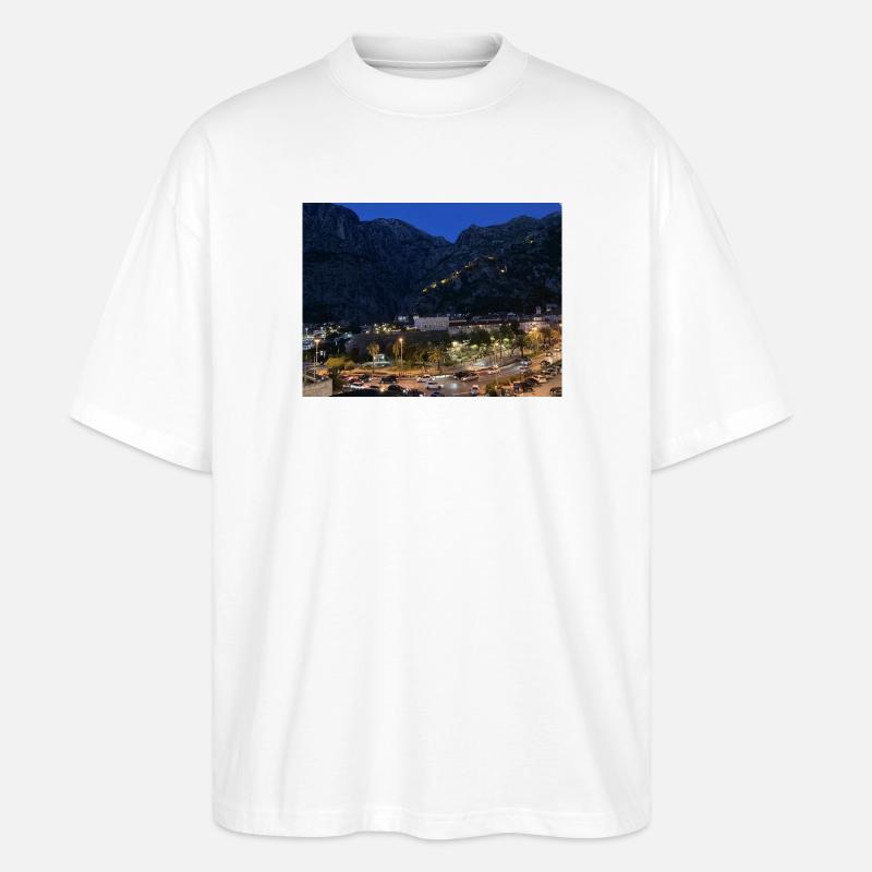 Abendstimmung in Bergdorf - Stanley/Stella Oversized Unisex Bio T-Shirt Blaster 2.0 - Weiß