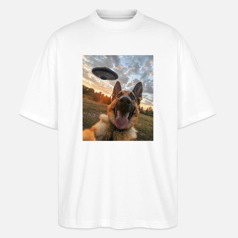 Schäferhund Selfie mit UFO - Stanley/Stella Oversized Unisex Bio T-Shirt Blaster 2.0 - Weiß
