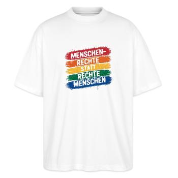Menschenrechte statt rechte Menschen - Gegen Recht - Stanley/Stella Oversized Unisex Bio T-Shirt Blaster 2.0 - Weiß - Vorne - Alina (178cm) & Michal (187cm)