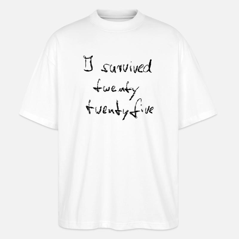 I survived 2025 - Kreide schwarz - Stanley/Stella Oversized Unisex Bio T-Shirt Blaster 2.0 - Weiß