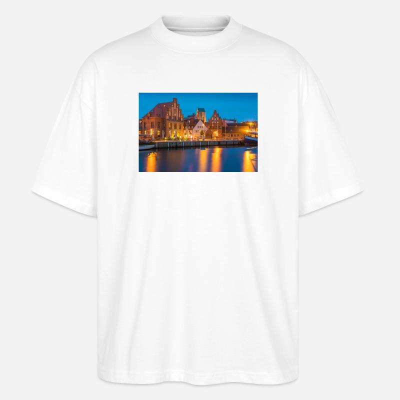 Wismar am Abend - Stanley/Stella Oversized Unisex Bio T-Shirt Blaster 2.0 - Weiß
