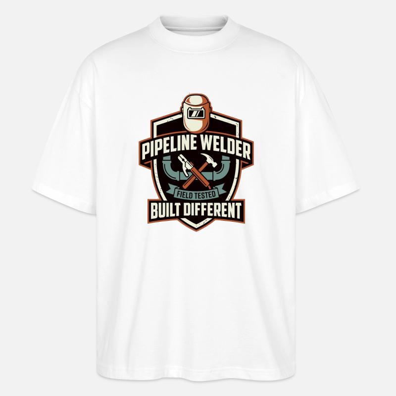 Pipeline Welder Motiv Built Different - Stanley/Stella Oversized Unisex Bio T-Shirt Blaster 2.0 - Weiß
