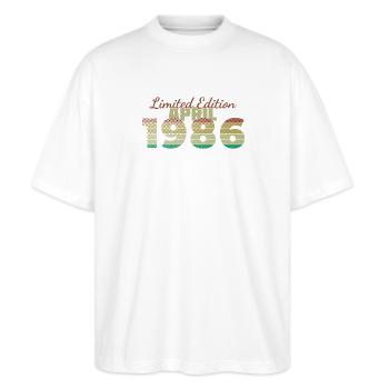 40. Geburtstag Limited Edition (SCR) 04/1986 - Stanley/Stella Oversized Unisex Bio T-Shirt Blaster 2.0 - Weiß - Vorne - Alina (178cm) & Michal (187cm)