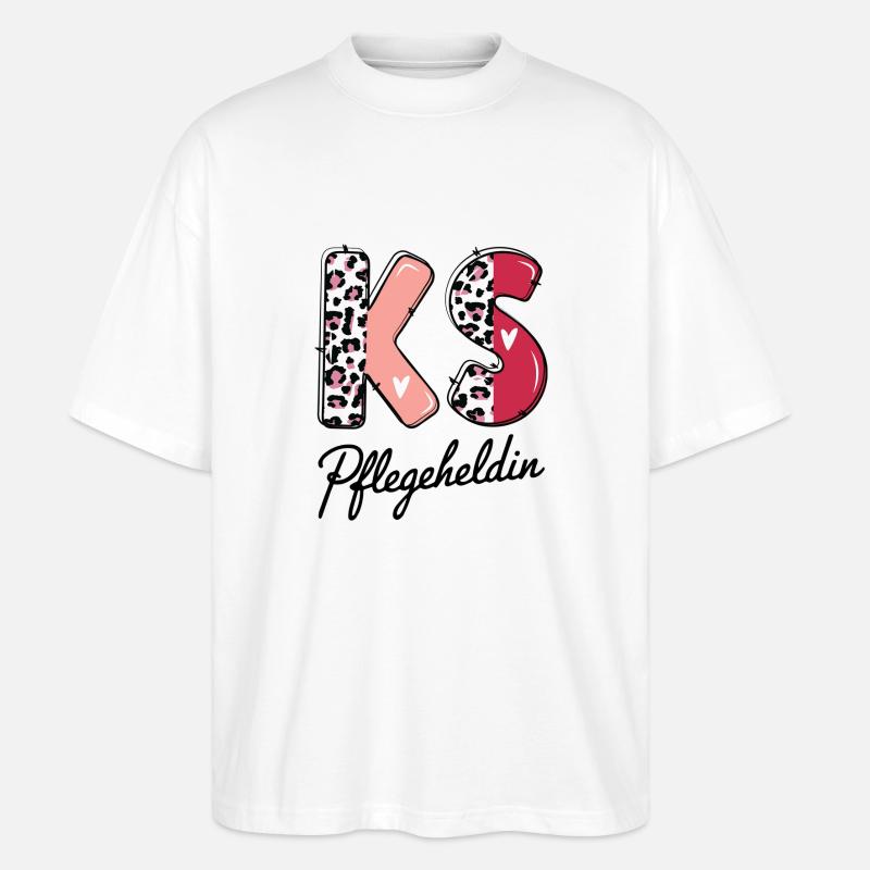 KS Pflegeheldin Herz Leopardmuster - Stanley/Stella Oversized Unisex Bio T-Shirt Blaster 2.0 - Weiß
