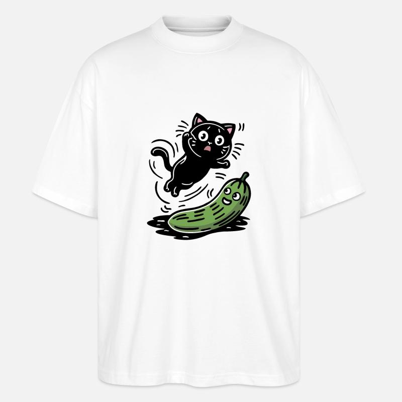 Verängstigte Katze und Gurke - Stanley/Stella Oversized Unisex Bio T-Shirt Blaster 2.0 - Weiß