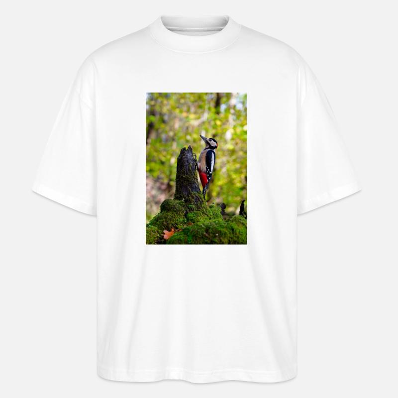 Specht auf moosigem Baumstamm - Stanley/Stella Oversized Unisex Bio T-Shirt Blaster 2.0 - Weiß