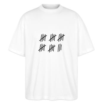28 Striche // 28 Mal // Geburtstag // Geschenk - Stanley/Stella Oversized Unisex Bio T-Shirt Blaster 2.0 - Weiß - Vorne - Alina (178cm) & Michal (187cm)