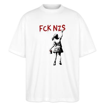 FCK NZS Mädchen gegen Rassismus Streetart Stil - Stanley/Stella Oversized Unisex Bio T-Shirt Blaster 2.0 - Weiß - Vorne - Alina (178cm) & Michal (187cm)