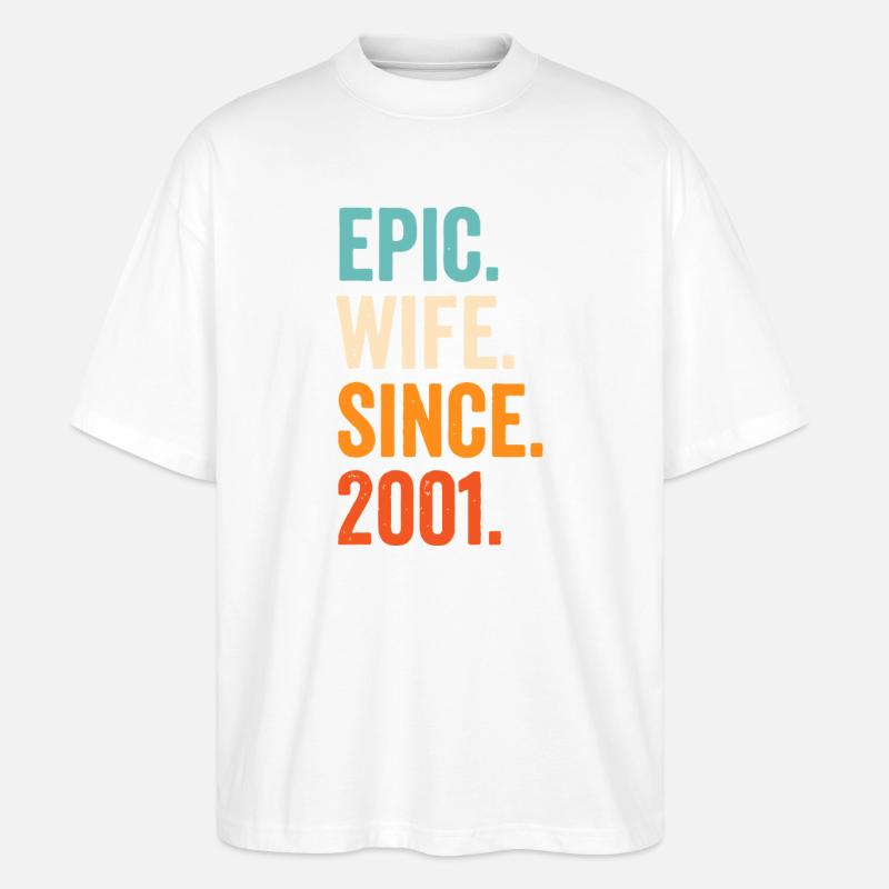 Epische Ehefrau seit 2001 - Stanley/Stella Oversized Unisex Bio T-Shirt Blaster 2.0 - Weiß