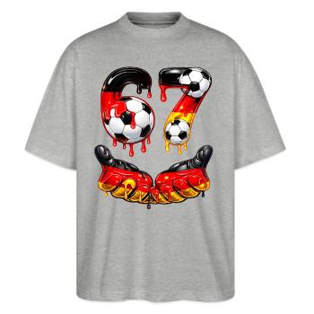 Funny Football Six Seven 67 Meme - Stanley/Stella Oversized Unisex Bio T-Shirt Blaster 2.0 - Grau meliert - Vorne - Alina (178cm) & Michal (187cm)