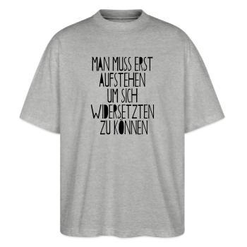 Man muss erst austehen um sich widersetzen zu könn - Stanley/Stella Oversized Unisex Bio T-Shirt Blaster 2.0 - Grau meliert - Vorne - Alina (178cm) & Michal (187cm)