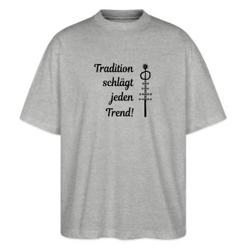 Tradition schlägt jeden Trend! Maibaum Kirchweih - Stanley/Stella Oversized Unisex Bio T-Shirt Blaster 2.0 - Grau meliert - Vorne - Alina (178cm) & Michal (187cm)