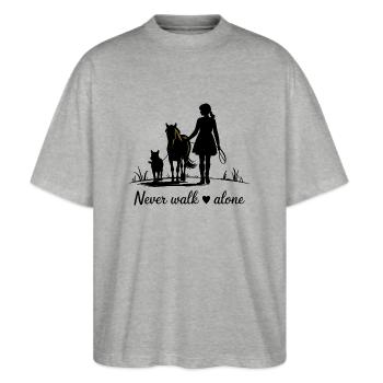 Never Walk Alone – Pferd, Mädchen & Hund - Stanley/Stella Oversized Unisex Bio T-Shirt Blaster 2.0 - Grau meliert - Vorne - Alina (178cm) & Michal (187cm)
