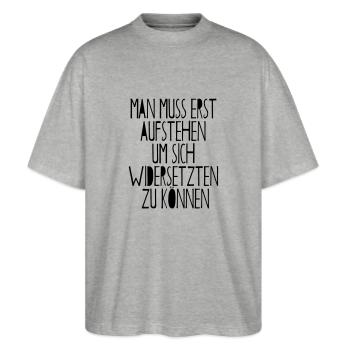 Man muss erst austehen um sich widersetzen zu könn - Stanley/Stella Oversized Unisex Bio T-Shirt Blaster 2.0 - Grau meliert - Vorne - Alina (178cm) & Michal (187cm)