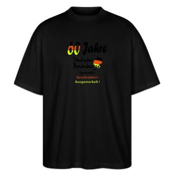 Geburtstag Bundesbürger 60 Jahre Birthday Lustig - Stanley/Stella Oversized Unisex Bio T-Shirt Blaster 2.0 - Schwarz - Vorne - Alina (178cm) & Michal (187cm)