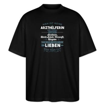 Lieben was man tut - Arzthelferin - Stanley/Stella Oversized Unisex Bio T-Shirt Blaster 2.0 - Schwarz - Vorne - Alina (178cm) & Michal (187cm)