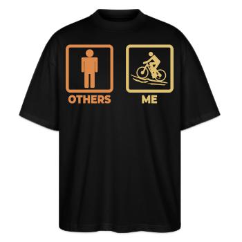 Mountainbiker Strichmännchen - Stanley/Stella Oversized Unisex Bio T-Shirt Blaster 2.0 - Schwarz - Vorne - Alina (178cm) & Michal (187cm)