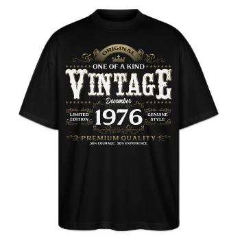 49. Geburtstag Vintage Dezember Jahrgang 1976 - Stanley/Stella Oversized Unisex Bio T-Shirt Blaster 2.0 - Schwarz - Vorne - Alina (178cm) & Michal (187cm)