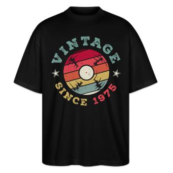 Vintage Vinyl 1975 Retro Plattenspieler - Stanley/Stella Oversized Unisex Bio T-Shirt Blaster 2.0 - Schwarz - Vorne - Alina (178cm) & Michal (187cm)