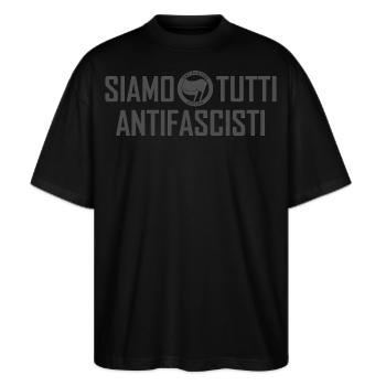 SIAMO TUTTI ANTIFASCISTI inkognito - Stanley/Stella Oversized Unisex Bio T-Shirt Blaster 2.0 - Schwarz - Vorne - Alina (178cm) & Michal (187cm)