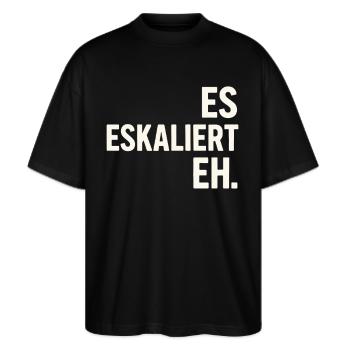 Es eskaliert eh – Spruchshirt für jeden Anlass - Stanley/Stella Oversized Unisex Bio T-Shirt Blaster 2.0 - Schwarz - Vorne - Alina (178cm) & Michal (187cm)