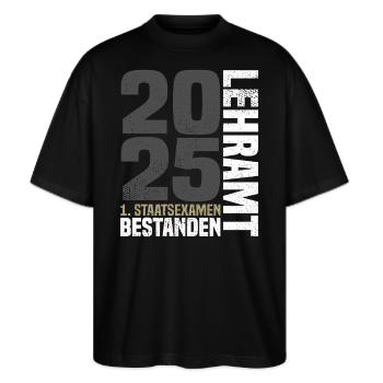 1. Staatsexamen Lehramt Bestanden 2025 - Stanley/Stella Oversized Unisex Bio T-Shirt Blaster 2.0 - Schwarz - Vorne - Alina (178cm) & Michal (187cm)