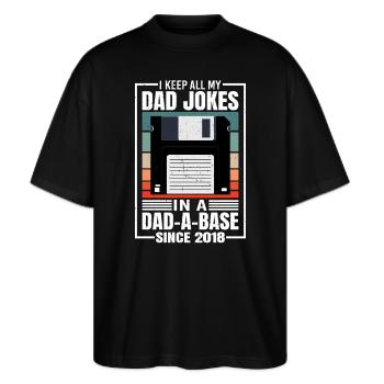 Dad Witze In Einer Dad-a-base Seit 2018 Vatertag - Stanley/Stella Oversized Unisex Bio T-Shirt Blaster 2.0 - Schwarz - Vorne - Alina (178cm) & Michal (187cm)
