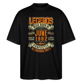 1982 Juni Geburtstag Legende - Stanley/Stella Oversized Unisex Bio T-Shirt Blaster 2.0 - Schwarz - Vorne - Alina (178cm) & Michal (187cm)