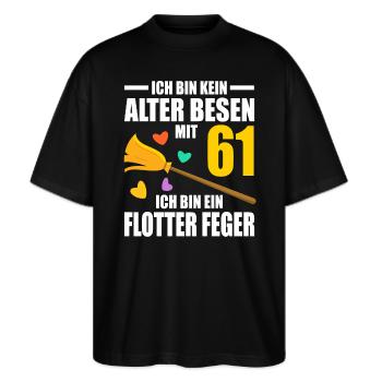 Alter Besen Junger Feger 61 Jahre 61. Geburtstag - Stanley/Stella Oversized Unisex Bio T-Shirt Blaster 2.0 - Schwarz - Vorne - Alina (178cm) & Michal (187cm)