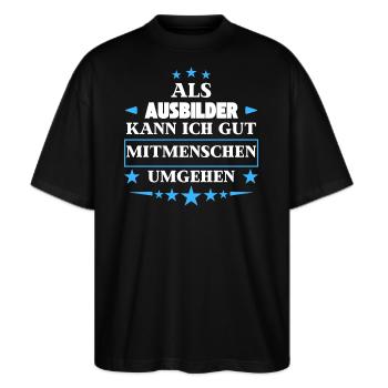 Als Ausbilder Mitmenschen Umgehen. - Stanley/Stella Oversized Unisex Bio T-Shirt Blaster 2.0 - Schwarz - Vorne - Alina (178cm) & Michal (187cm)