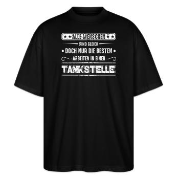 Tankstelle alle Menschen sind gleich - Stanley/Stella Oversized Unisex Bio T-Shirt Blaster 2.0 - Schwarz - Vorne - Alina (178cm) & Michal (187cm)