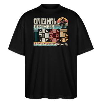 Dezember 1985 Geburtstag Dezember 1985 Geschenk - Stanley/Stella Oversized Unisex Bio T-Shirt Blaster 2.0 - Schwarz - Vorne - Alina (178cm) & Michal (187cm)